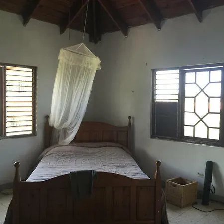 Suite Ackee - Ensuite Double Bedroom, Cardiff Hall, Runaway Bay, One Mile To Beaches, 1 Hour From Montego Bay Airport