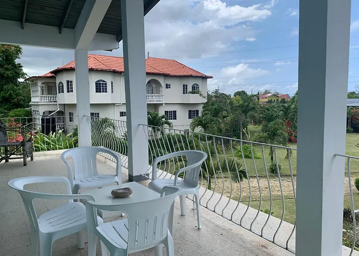 Homestay Georgiana - Ensuite Double Bedroom, Cardiff Hall, Runaway Bay, One Mile To Beaches, 1 Hour From Montego Bay Airport Runaway Bay