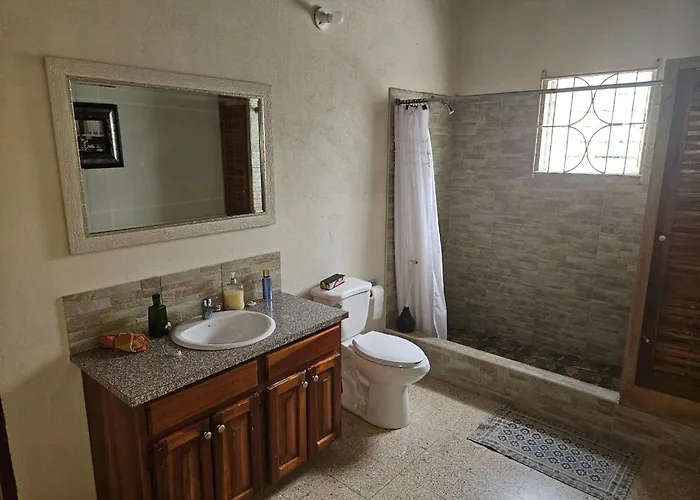 Georgiana - Ensuite Double Bedroom, Cardiff Hall, Runaway Bay, One Mile To Beaches, 1 Hour From Montego Bay Airport * Runaway Bay