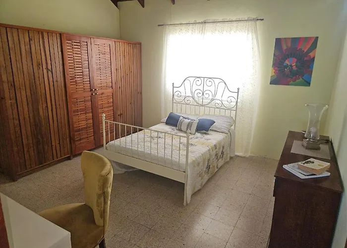 Homestay Georgiana - Ensuite Double Bedroom, Cardiff Hall, Runaway Bay, One Mile To Beaches, 1 Hour From Montego Bay Airport