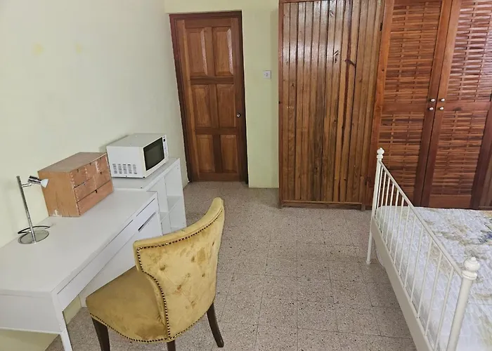 Homestay Georgiana - Ensuite Double Bedroom, Cardiff Hall, Runaway Bay, One Mile To Beaches, 1 Hour From Montego Bay Airport Runaway Bay
