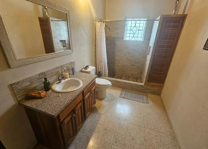 Georgiana - Ensuite Double Bedroom, Cardiff Hall, Runaway Bay, One Mile To Beaches, 1 Hour From Montego Bay Airport * Runaway Bay