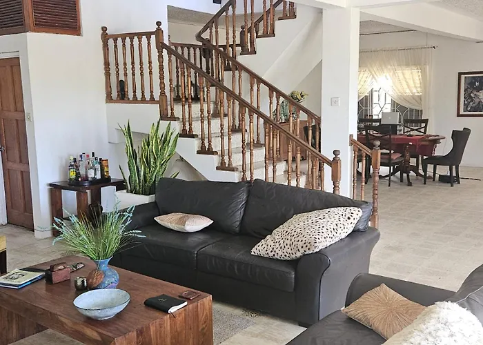 Georgiana - Ensuite Double Bedroom, Cardiff Hall, Runaway Bay, One Mile To Beaches, 1 Hour From Montego Bay Airport Homestay *
